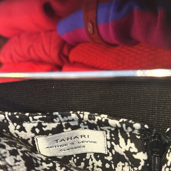 Tahari black and white print skirt size 2 - Picture 2 of 3